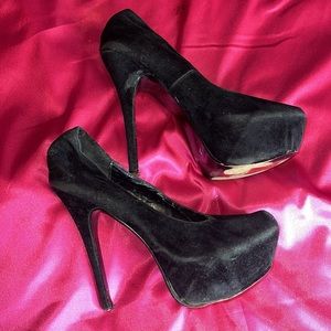 Black Suede Heels 👠